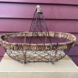 Host Pick NWOT Farmhouse Chicken Wire Basket Excellent Condition
